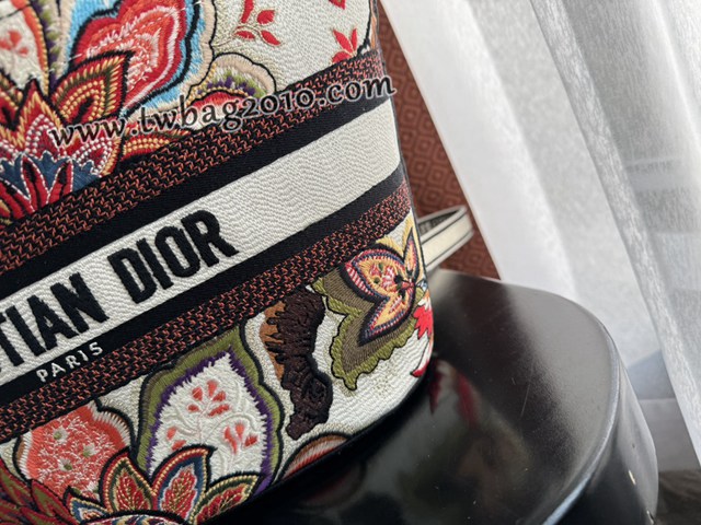 Dior专柜新款迪奥顶级原单圣诞菜篮子渐变刺绣手提女包 djfk1061